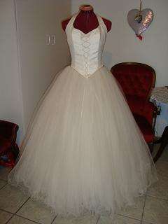 beautiful CREAM TULLE wedding dress - size 32