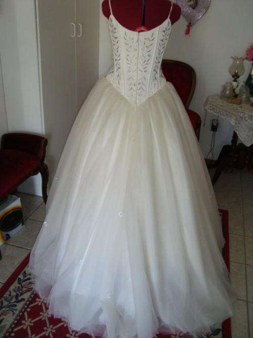 IVORY TULLE  wedding dress - size 32 - a real beauty !!