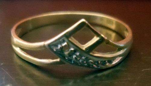 ## 9ct Gold Ladies Ring 1.0g ##