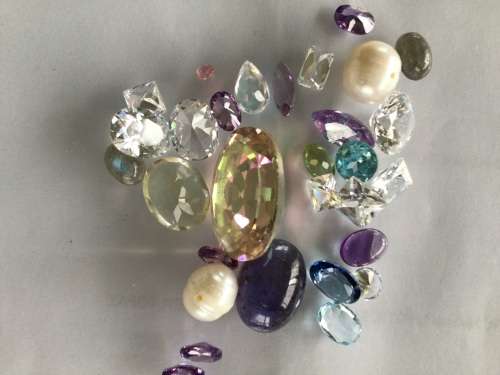 JOB LOT 3,+_50.00 cts  of GEMS, TOPAZ, PERIDOT, CZ, AMATHYST, TANZANITE. PEARLS . BID PER CARAT.