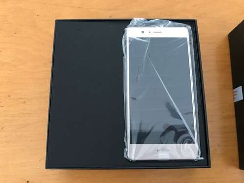 ***Hauwei P9 Lite, GOLD, Brand new in box!***