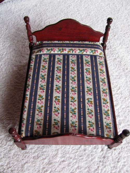 VICTORIAN STYLE DOLLS HOUSE BED