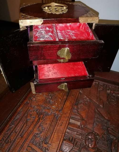 A superb vintage jade and rosewood Chinese jewelry box