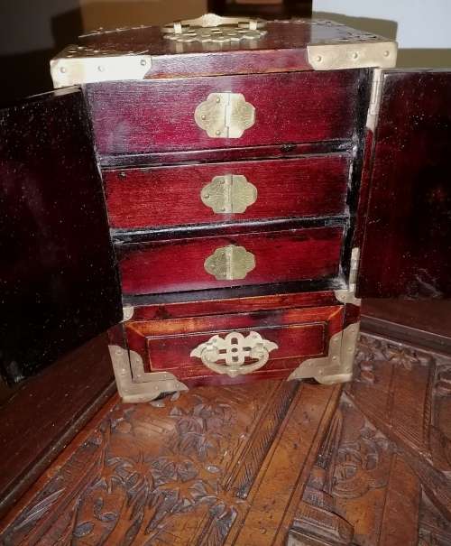 A superb vintage jade and rosewood Chinese jewelry box