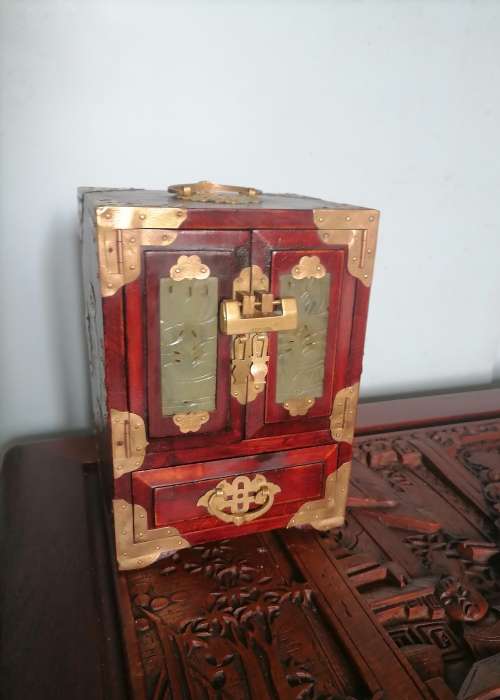 A superb vintage jade and rosewood Chinese jewelry box