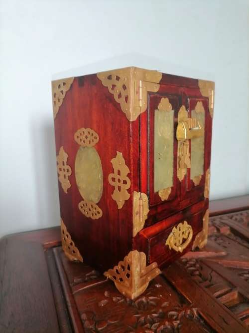 A superb vintage jade and rosewood Chinese jewelry box