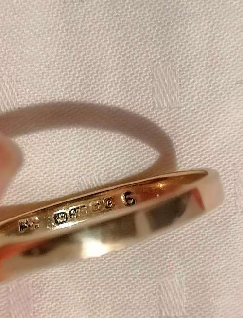 A stunning vintage 9ct diamond ring