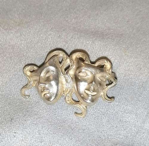 A stunning tragedy mask brooch