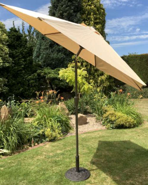 Garden umbrella with resin base (2.7m)