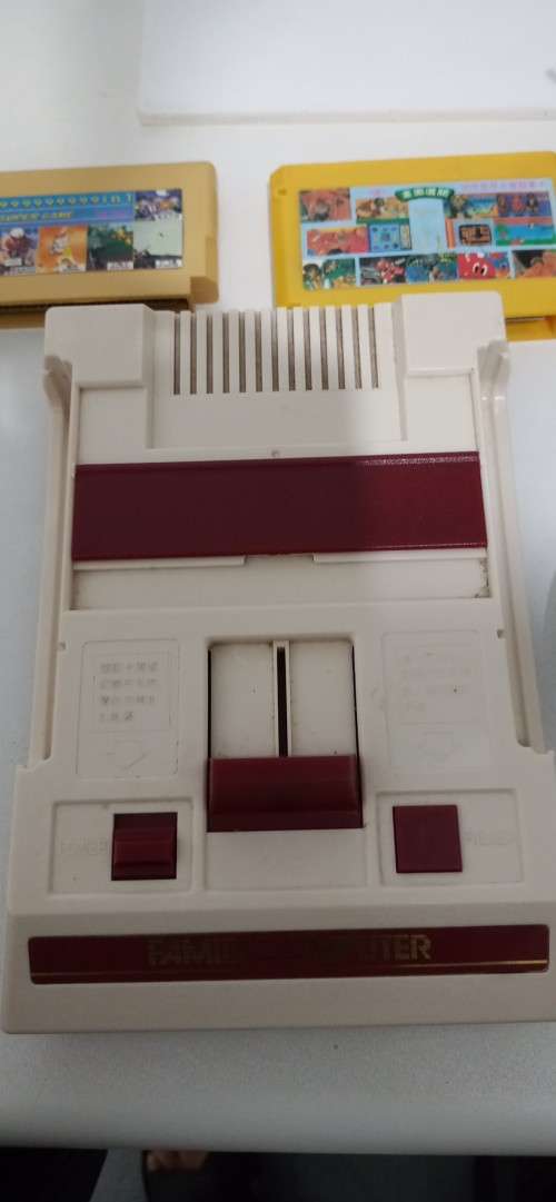 Late entry!!! Vintage 8-bit Family computer tv game console with game cartridges (read description!)