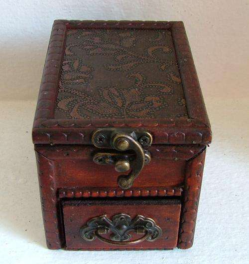 Jewellery box with mirror