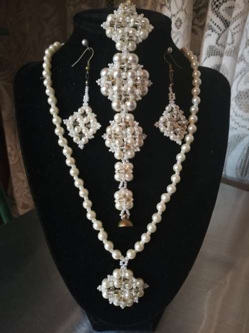 Stunning Crystal and Glass Pearl Necklace, Bracelet and Earring Set
