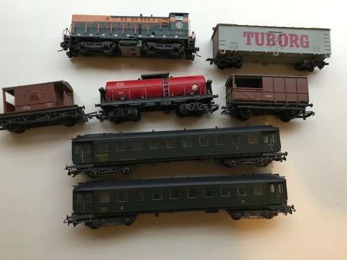 Athearn S12 Switcher and various rolling stock