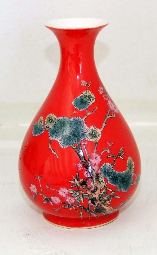 Beautiful Chinese vase, red with nature scene, as new.