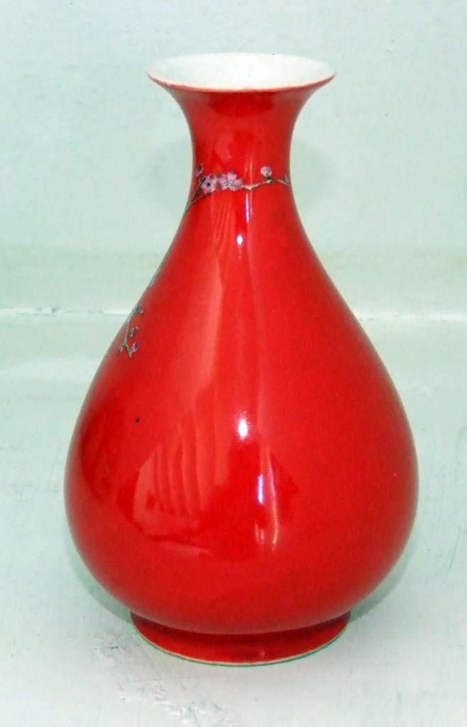 Beautiful Chinese vase, red with nature scene, as new.