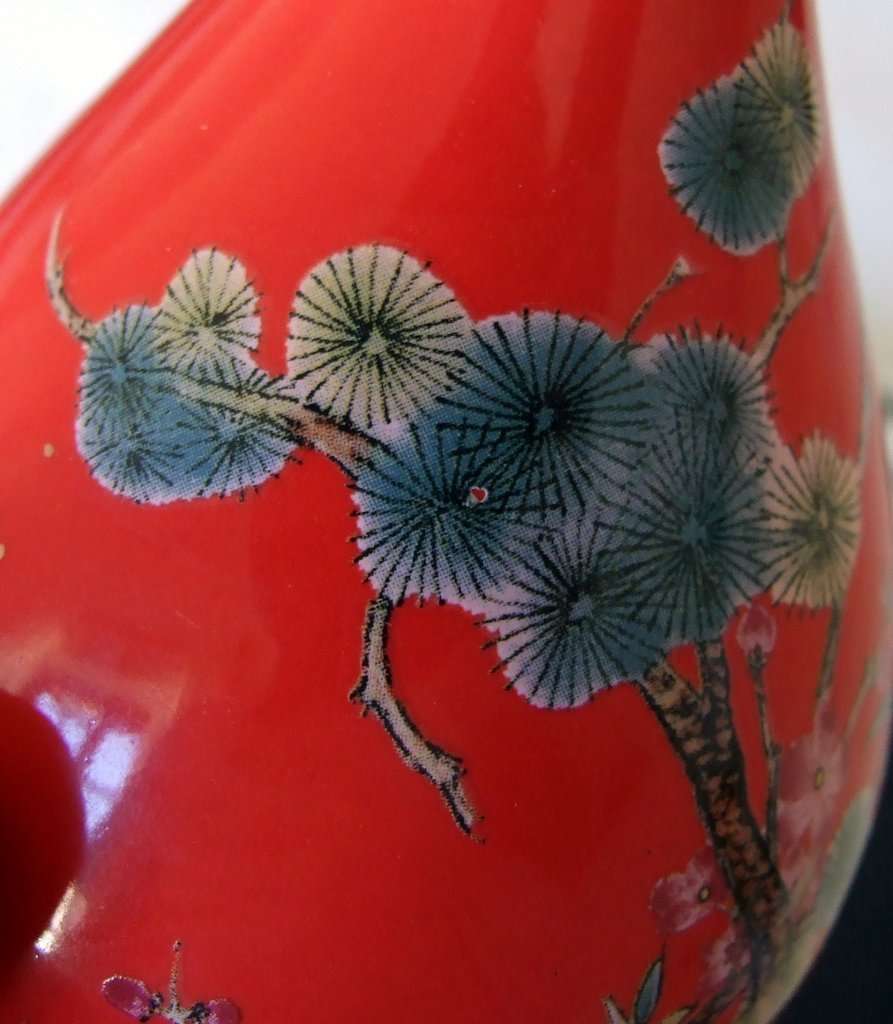 Beautiful Chinese vase, red with nature scene, as new.