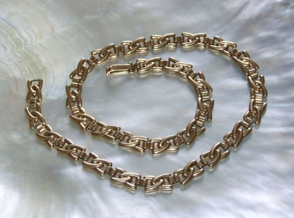 c1970's SA hallmarked 9ct gold ladies 39cm (22grams) necklace by E. Tiessen in excellent condition