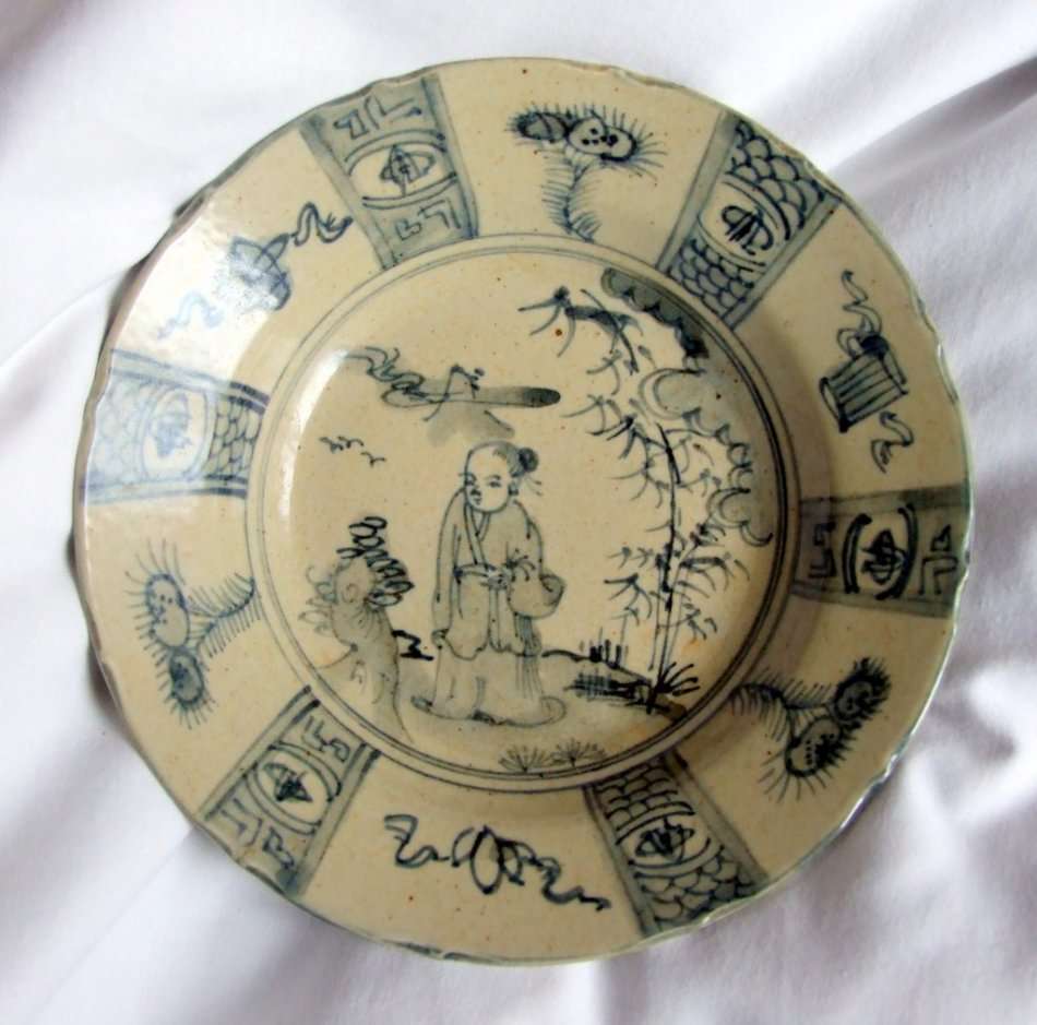 A hand painted Chinese ceramic bowl with standing immortal figure