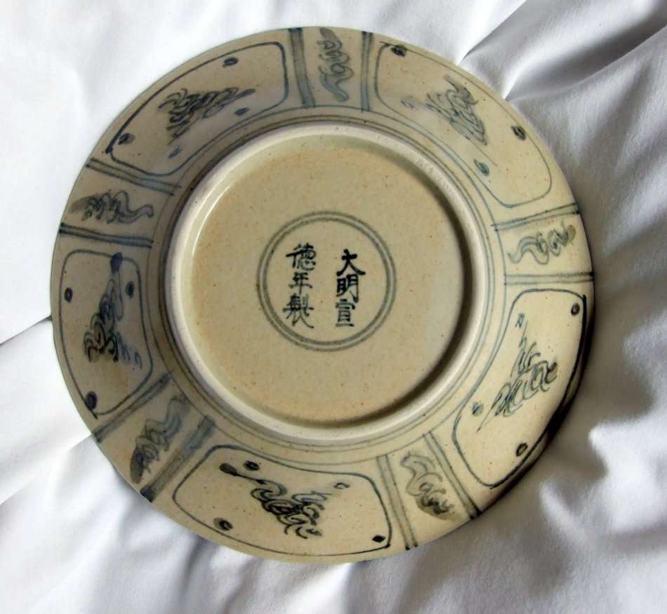 A hand painted Chinese ceramic bowl with standing immortal figure