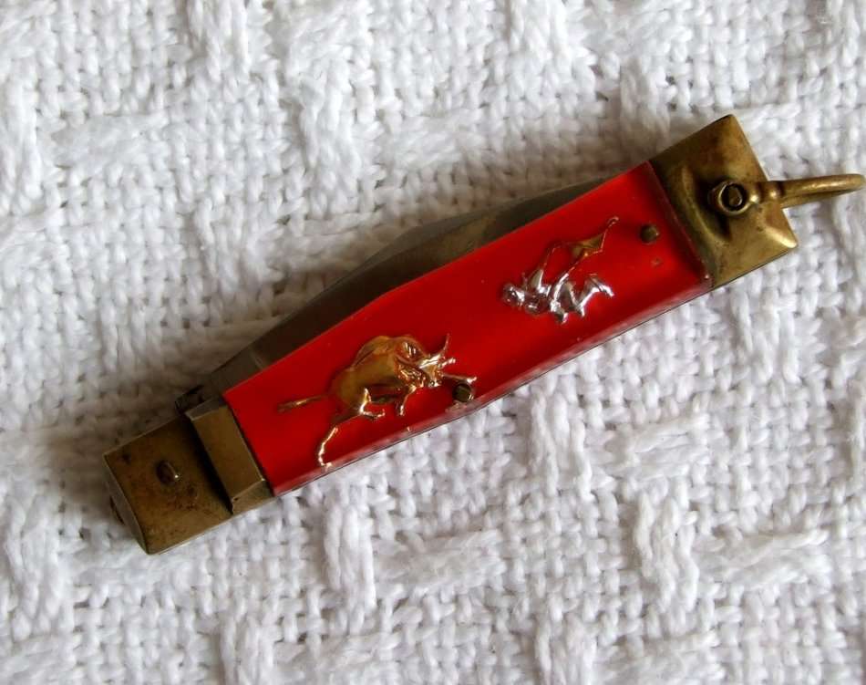 A vintage pocket lock/spring flick knife with 60mm blade.