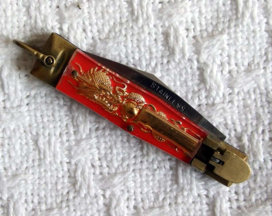 A vintage pocket lock/spring flick knife with 60mm blade.