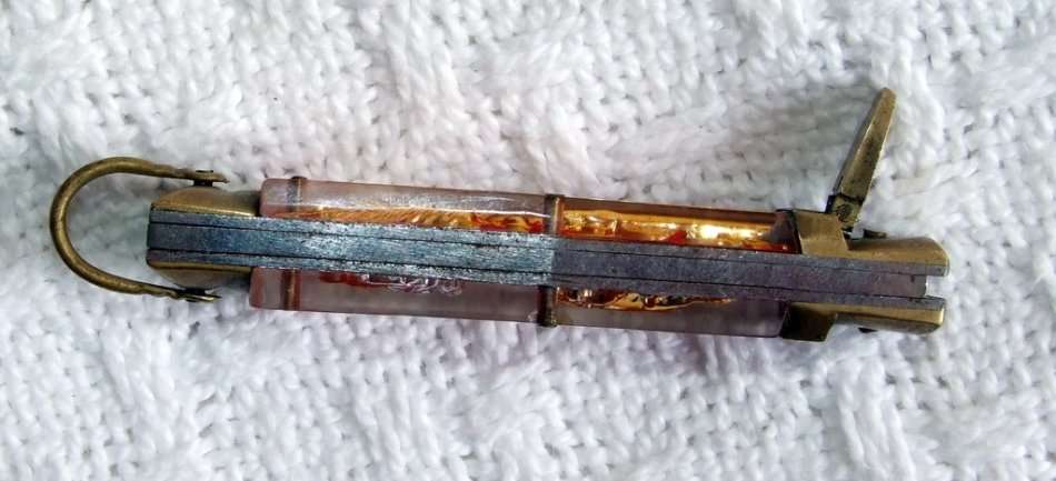 A vintage pocket lock/spring flick knife with 60mm blade.