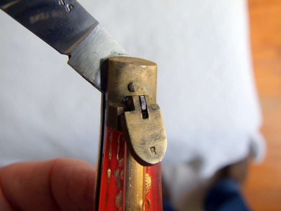 A vintage pocket lock/spring flick knife with 60mm blade.