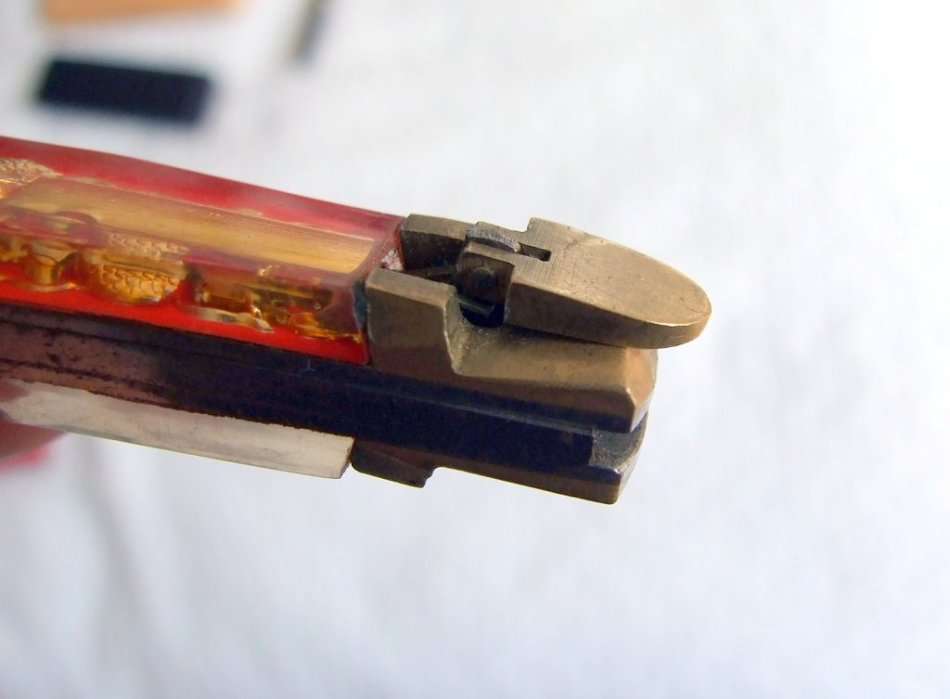 A vintage pocket lock/spring flick knife with 60mm blade.