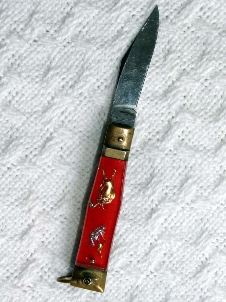 A vintage pocket lock/spring flick knife with 60mm blade.