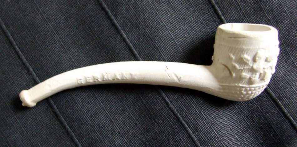 LOVELY SMALL GERMAN CLAY TOBACCO PIPE