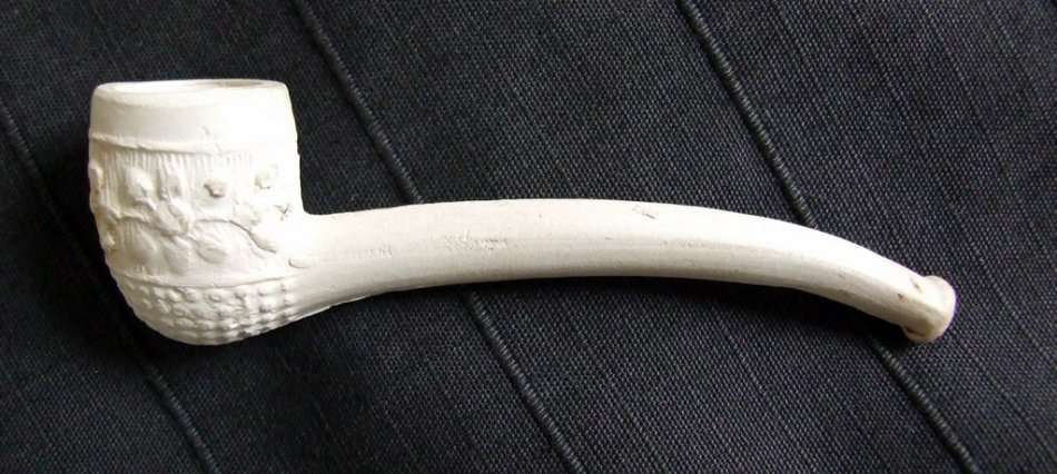 LOVELY SMALL GERMAN CLAY TOBACCO PIPE