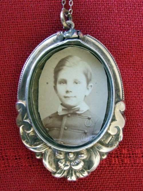 Beautiful distressed Antique Mourning Brooch and Chain, Pinchbeck or gold and enamel