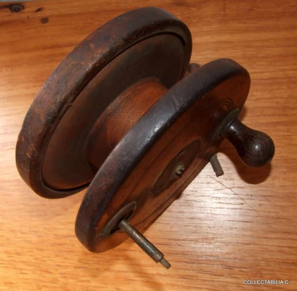 Antique Wood and Brass fishing reel for repair or parts, 5 inch diameter.