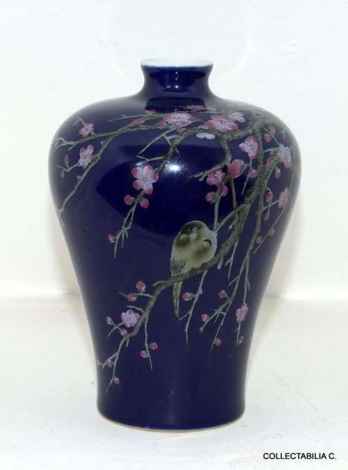Beautiful Chinese vase with backstamp, dark blue with nature scene, as new.
