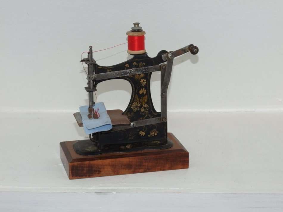 Antique miniature chain stitch sewing machine, working.