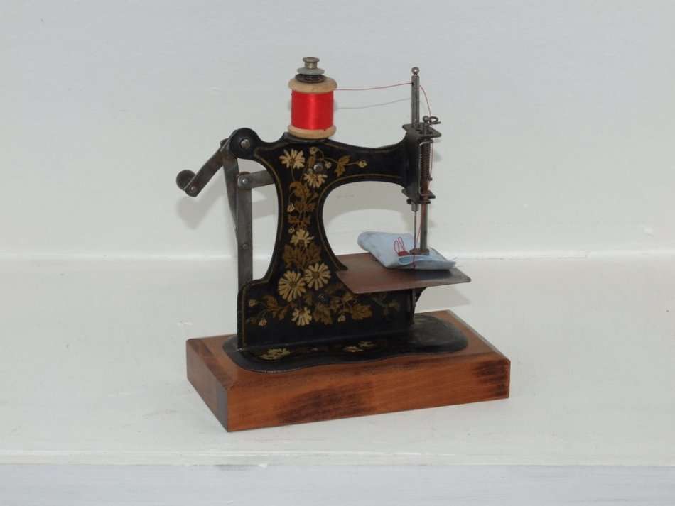 Antique miniature chain stitch sewing machine, working.