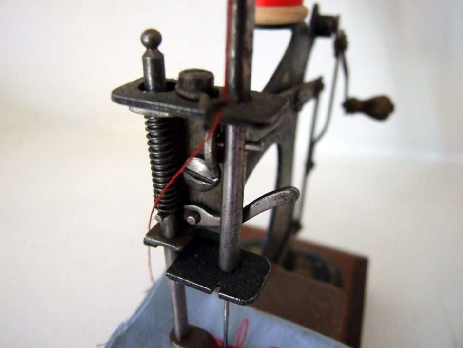 Antique miniature chain stitch sewing machine, working.
