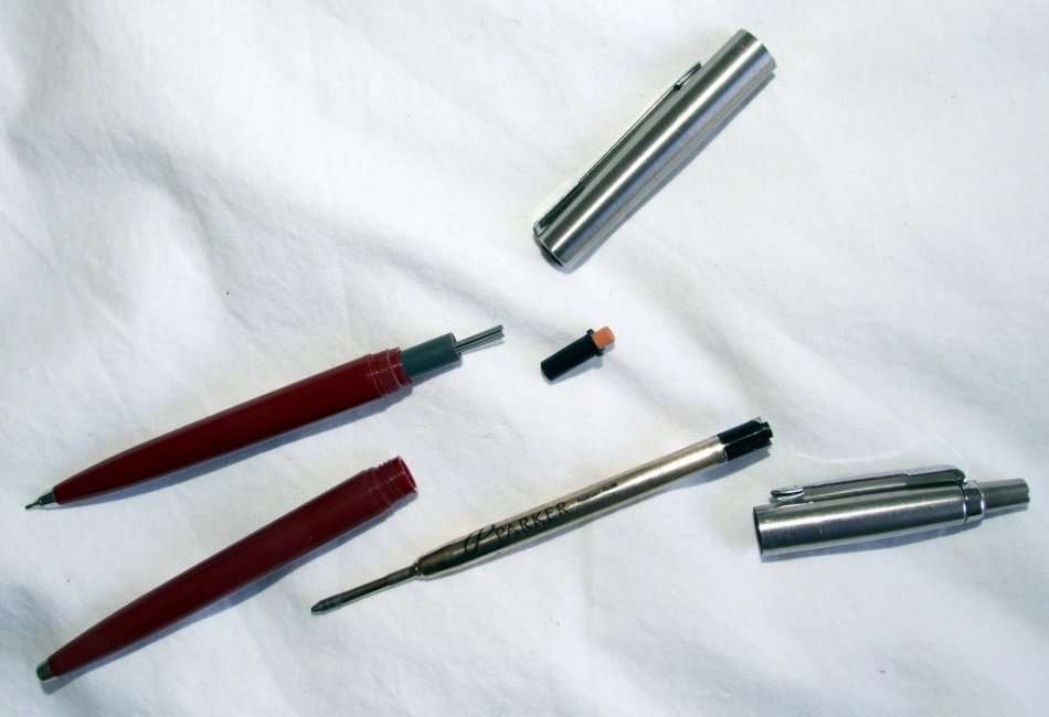 Burgundy Parker Jotter Ballpoint Pen and Parker Pencil in great condition.