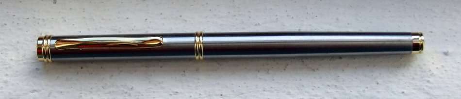 Elegant steel with gold detail quality Iridium Point Fountain Pen uses cartridge excellent condition