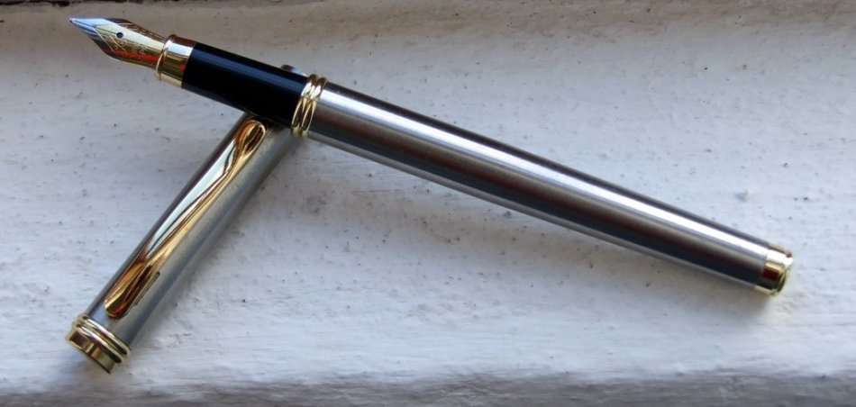 Elegant steel with gold detail quality Iridium Point Fountain Pen uses cartridge excellent condition