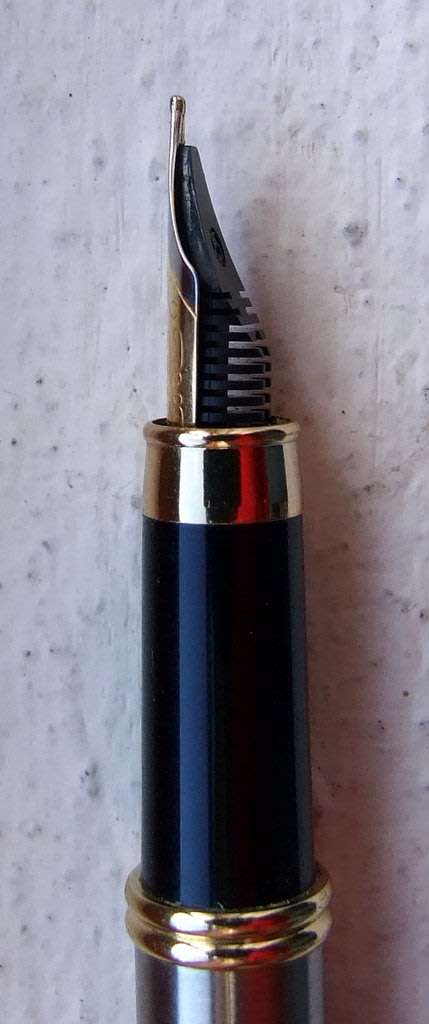 Elegant steel with gold detail quality Iridium Point Fountain Pen uses cartridge excellent condition