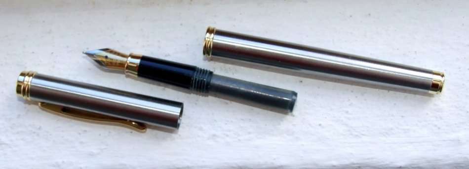 Elegant steel with gold detail quality Iridium Point Fountain Pen uses cartridge excellent condition