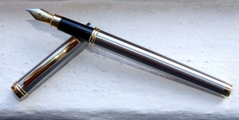 Elegant steel with gold detail quality Iridium Point Fountain Pen uses cartridge excellent condition