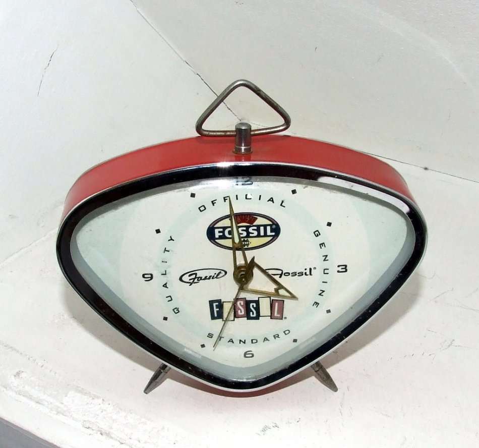 RETRO CLASSIC OFFICIAL FOSSIL ALARM CLOCK, 1950'S STYLE