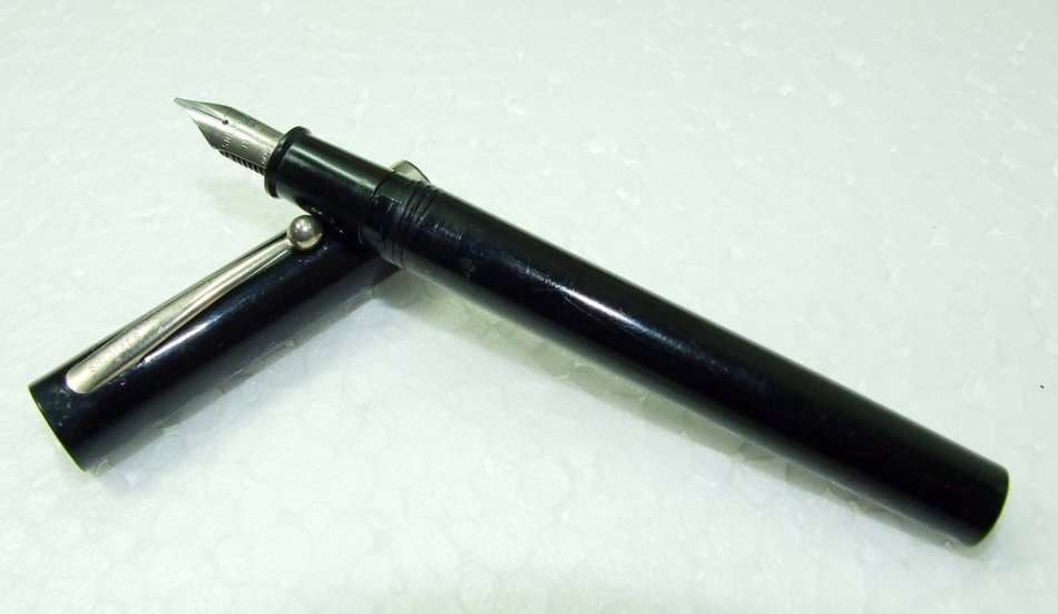 Vintage short section SHEAFFER NO NONSENSE Fountain Pen in good condition, Fine Italic nib.
