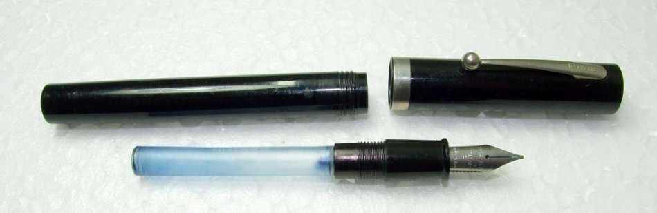 Vintage short section SHEAFFER NO NONSENSE Fountain Pen in good condition, Fine Italic nib.