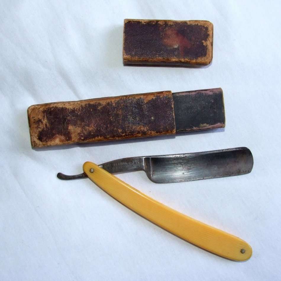 Antique German "DEFIANCE" Straight Razor in original "THE AFRIKANDER RAZOR" box.
