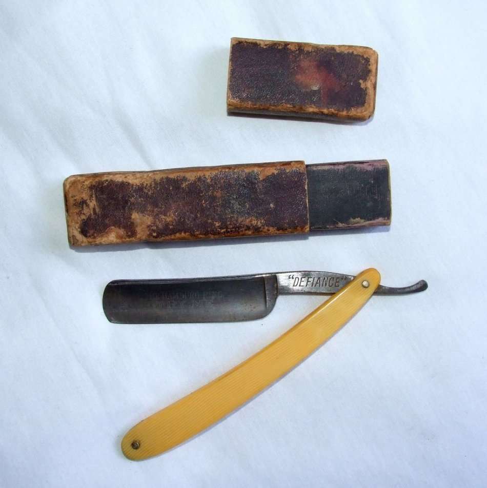 Antique German "DEFIANCE" Straight Razor in original "THE AFRIKANDER RAZOR" box.