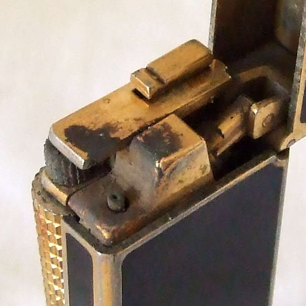 Rare and collectable: Vintage Black Enameled Japanese Maruman Gas Lighter