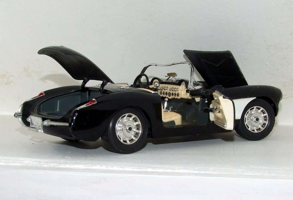 Burago 1/18 scale 1957 Chevrolet Corvette